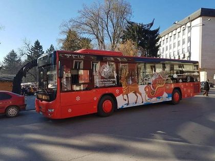 Велико Търново: Децата от детските градини направиха първите си празнични обиколки с коледния автобус
