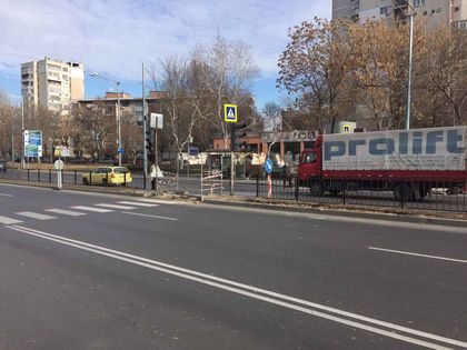 ПАК ЧАКАМЕ НАЙ-ЛОШОТО ЛИ? Пешеходен светофар, изолзван от стотици ученици в Пловдив, зарязан неработещ