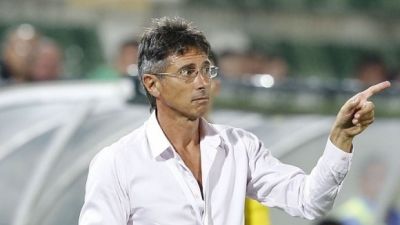 Едо чака двама португалци, но единият се опъвал