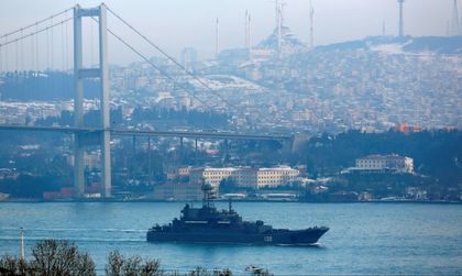 Руските военни кораби при засилена охрана през Босфора