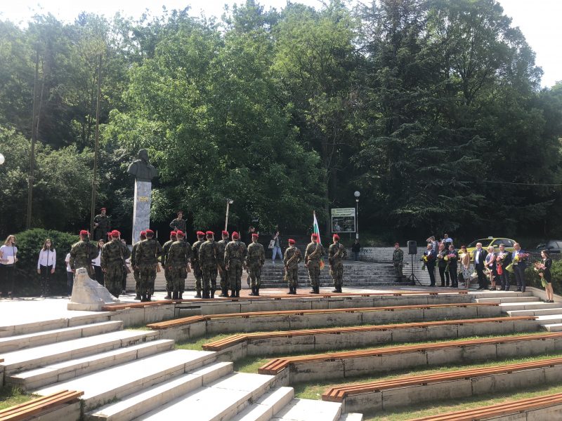 Благоевград: С поднасяне на цветя и венци пред бюст-паметника на Христо Ботев в града бяха отбелязани 143 години от смъртта на поета и революционер