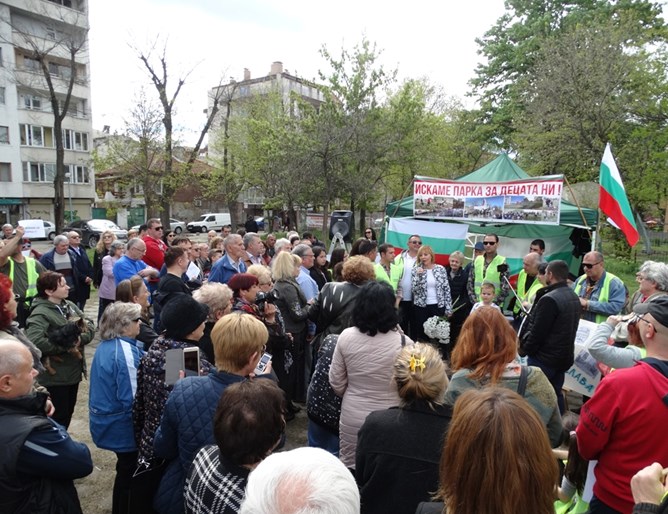 Мая Манолова подкрепи протестиращи пловдивчани в парка в Кършияка