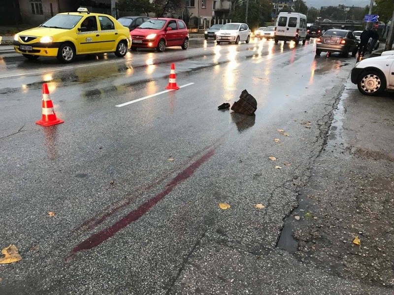 Кръв се лее по натоварен булевард във Враца! Блъснаха жена докато пресича, хвърчат патрулки и линейка! (СНИМКИ 18+)