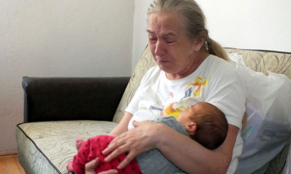 60-годишна сръбкиня роди, мъжът й обаче я изостави