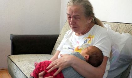 60-годишна сръбкиня роди, мъжът й обаче я изостави
