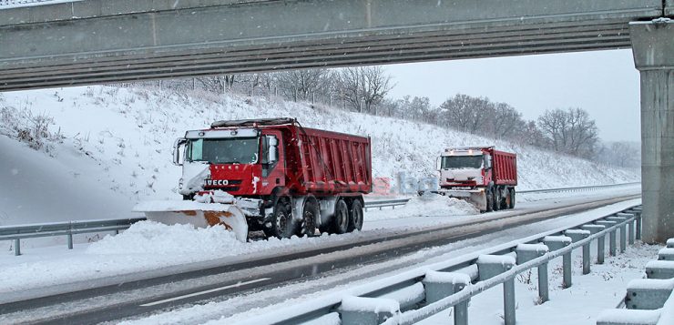 6 см. сняг падна в Хасково, 126 снегорина чистят пътищата в областта