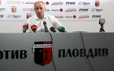 Илиан Илиев притеснен: 10 човека все още са без договори! (PlovdivDerbyTV)