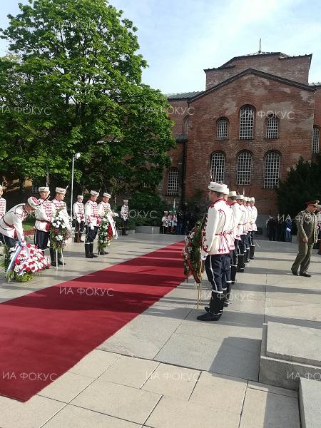 Президентът Румен Радев положи венец пред Паметника на Незнайния воин в столицата по повод по 74 години от края на Втората световна война
