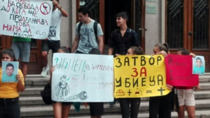 Младежи в Пазарджик искат справедлива присъда за шофьора, прегазил 16 годишния Станислав