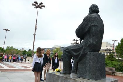Благоевград: С полагане на цветя пред паметника на Димитър Благоев в града бяха отбелязани 95 години от смъртта му