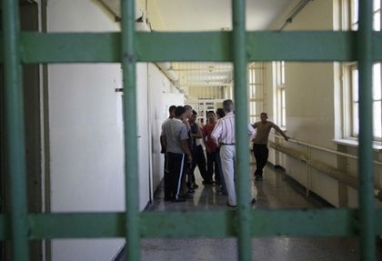 Шок в Белене: Шефът на затвора позволи на пандизчия да се разкарва сам с полицейска кола в града и стана голяма беля!