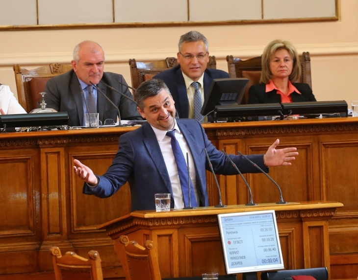 Депутатът Кирил Добрев спази обещанието си – напуска парламента