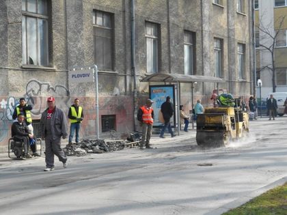 Кипи труд: Кърпят дупките по "Руски" в най-натоварения трафик (снимки)