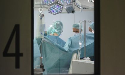 Нечовешко, лудо: Словенка си отряза ръката заради 383 000 евро