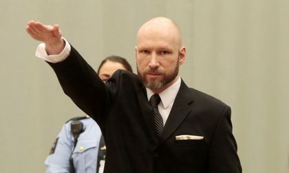 Андерш Брайвик влезе в съдебната зала с нацистки поздрав