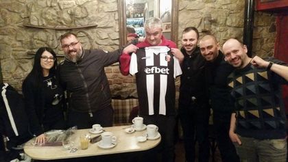 Благороден жест в черно-бяло