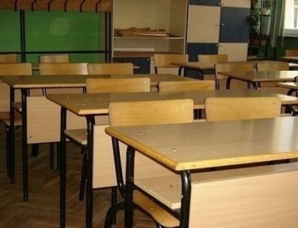 Наказват дисциплинарно учителка след жалба на ученици, че им дърпа ушите