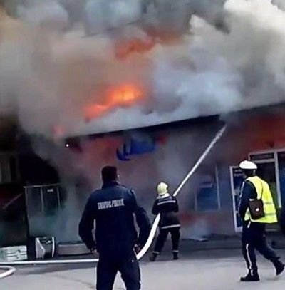 Пожар унищожи част от покривите на павилион и игрална зала в Пещера