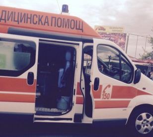 Кола блъсна каруца и се преобърна по таван
