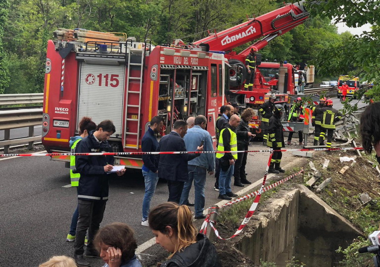 Един загинал и 30 ранени при тежка катастрофа на автобус с туристи в Италия