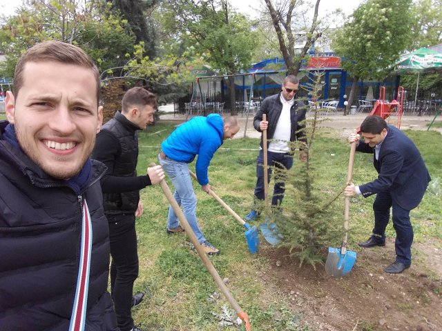 Младежи садят дръвчета в парк за Деня на Земята
