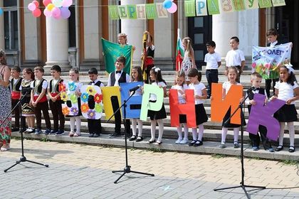 Перник: 40 момичета и момчета от детските градини „Пролет“ и „Райна Княгина“ представиха пред Двореца на културата програма, която преведе публиката през историята на града