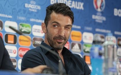 СНИМКИ: Буфон игра футбол с малчугани по време на ваканцията си
