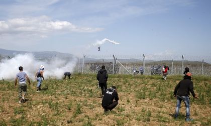 Македонската полиция използва сълзотворен газ срещу мигранти