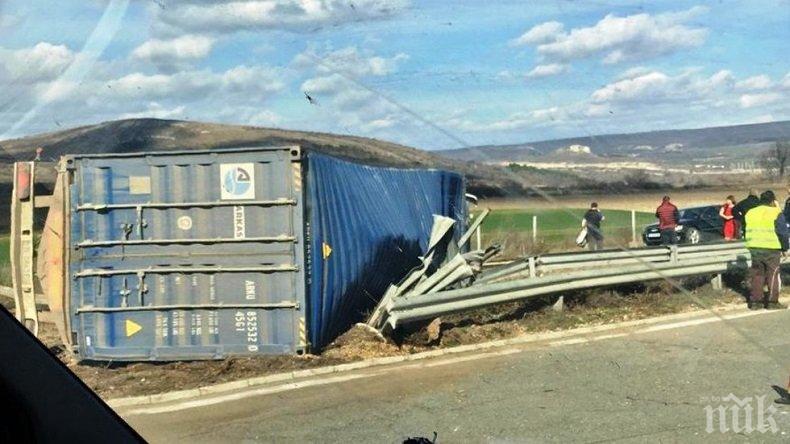 ВАЖНО! Тапата на магистрала "Хемус" заради обърнат ТИР