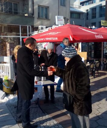 В "Северен" раздаваха чай на улицата
