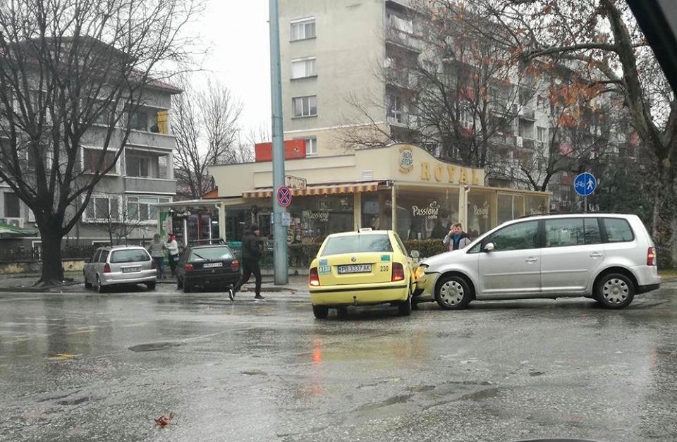 Кола се наниза в такси в Пловдив