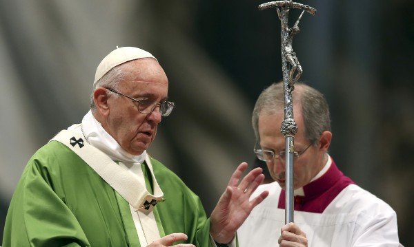 Папата подкрепя ромите, но 