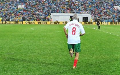 Стоичков се пробва и на вратата, спечели трофей
