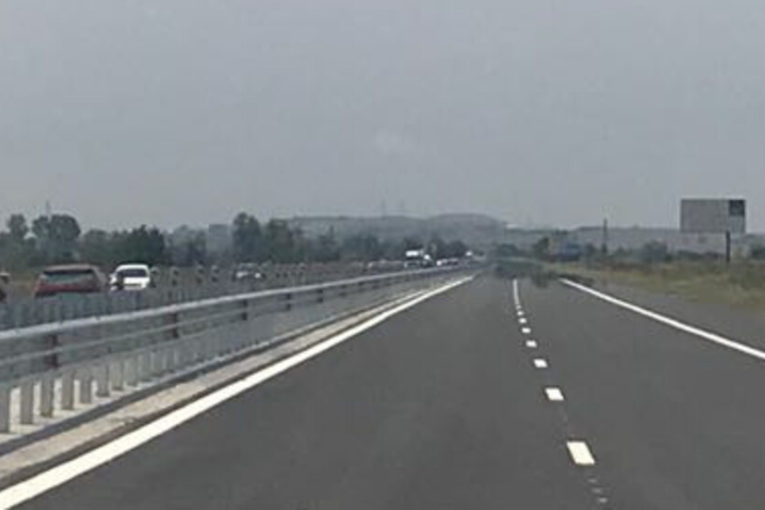 Аварирал тир спря движението в активната лента на „Тракия”