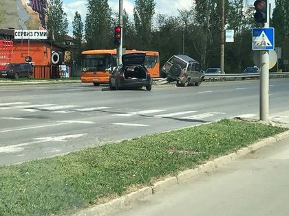 Джип и кола се помляха в София - единият шофьор яхна мантинелата (СНИМКА)