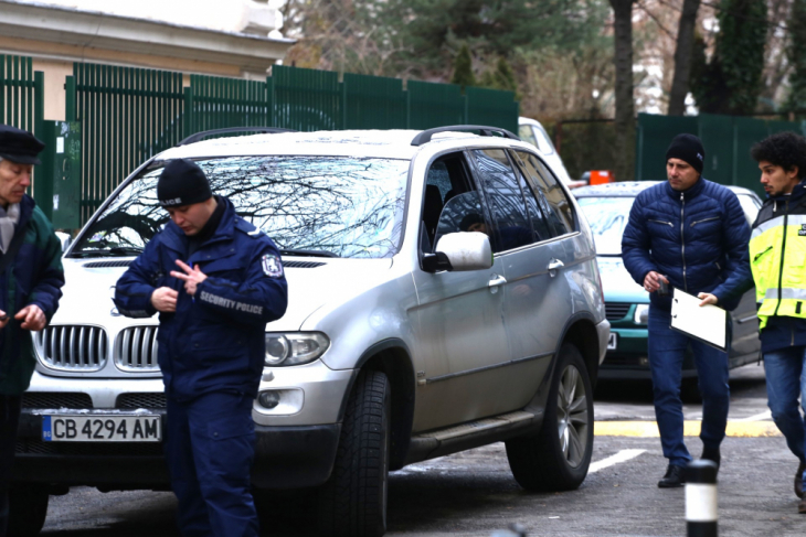 С патрон за слон гръмнали данъчния шеф Иво Стаменов на сляпо място