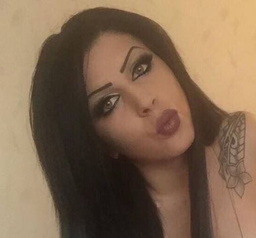 Палава фолк певицата пусна фенове под завивките си (СНИМКА 18+)