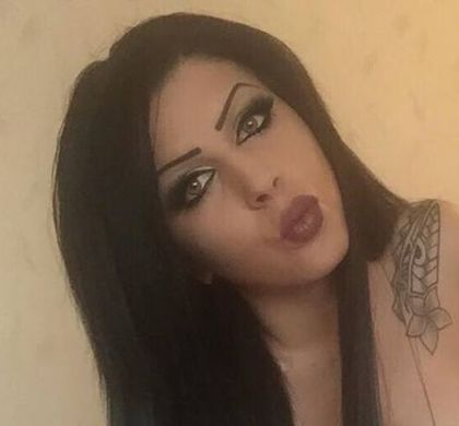 Палава фолк певицата пусна фенове под завивките си (СНИМКА 18+)