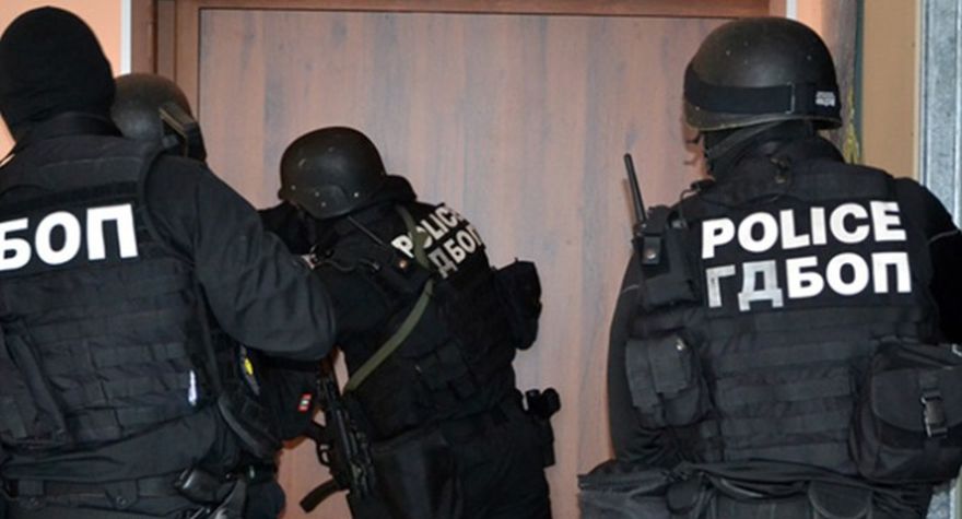 Маскирани ченгета, арести и тараш! Първи подробности за мащабната акция на ГДБОП във Велико Търново
