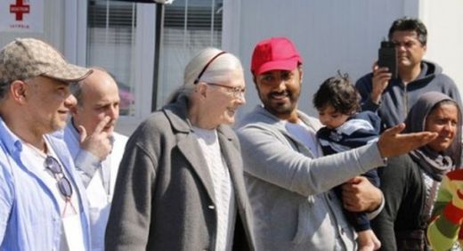 И Ванеса Редгрейв се омеша с бежанци