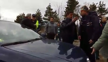 СКАНДАЛ НА ШИПКА: Затвориха прохода, не пускат автомобили! (ВИДЕО)