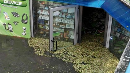 Подлез в Пловдив с над метър вода, търговци зарязаха обектите си, за да се спасят (СНИМКИ И ВИДЕО)