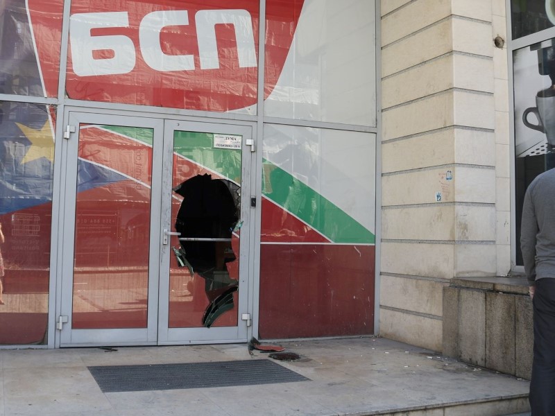 Вестник „Дума“ осъмна с разбита врата
