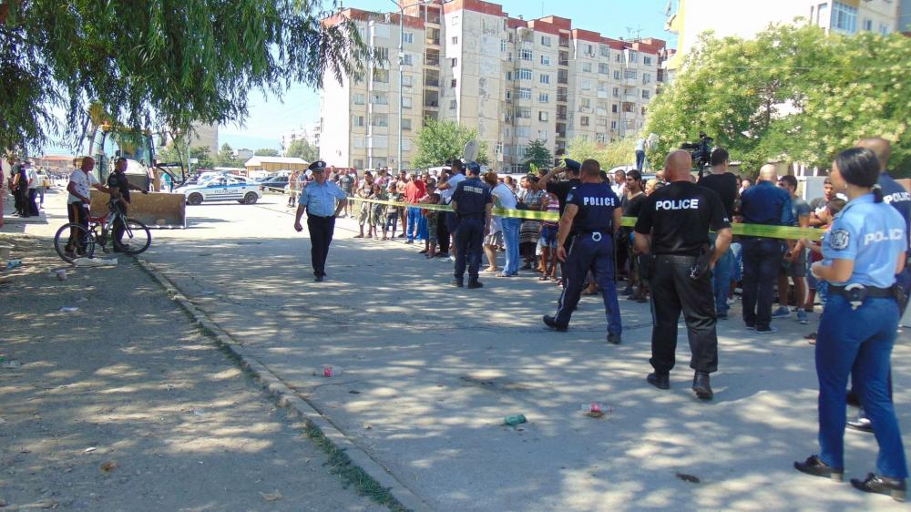 Асан от Столипиново заби юмрук в лицето на полицай! В пловдивския цигански квартал в момента е страшно (СНИМКА)