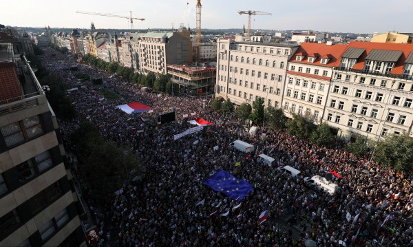 100 000 чехи на протест - искат оставката на премиера Бабиш