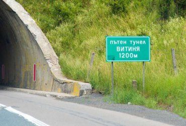 След два дни псувни, нерви и задръствания, пуснаха предсрочно тунел