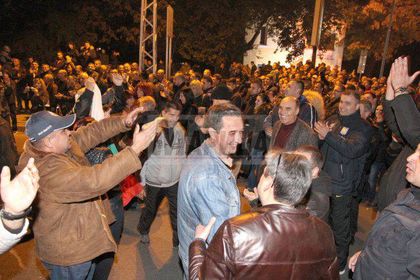 Тази вечер: Полицаи и военни протестират на площада