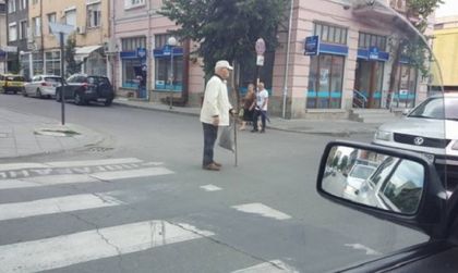 Дядо направи шофьорите в Кюстендил луди: Отваря вратите по светофарите и се вмъква по колите (СНИМКА)