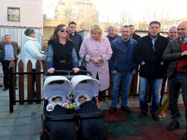200 майки се пребориха за детска площадка(СНИМКИ)