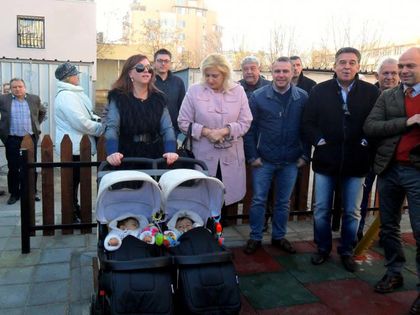 200 майки се пребориха за детска площадка(СНИМКИ)